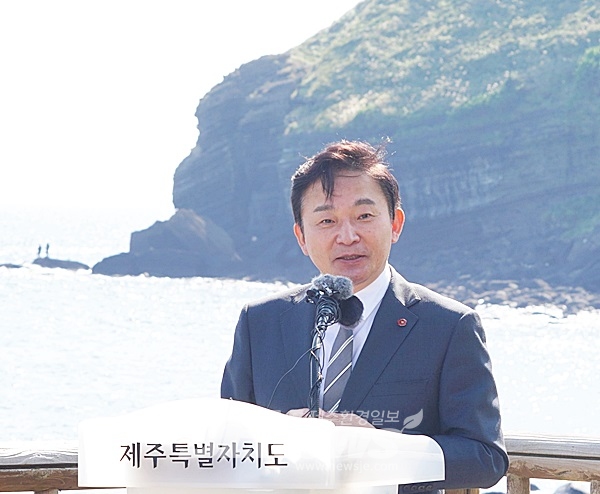 원희룡 지사가 지난달 25일 ’송악산 선착장에서 ‘청정제주 송악선언'을 발표하는 모습